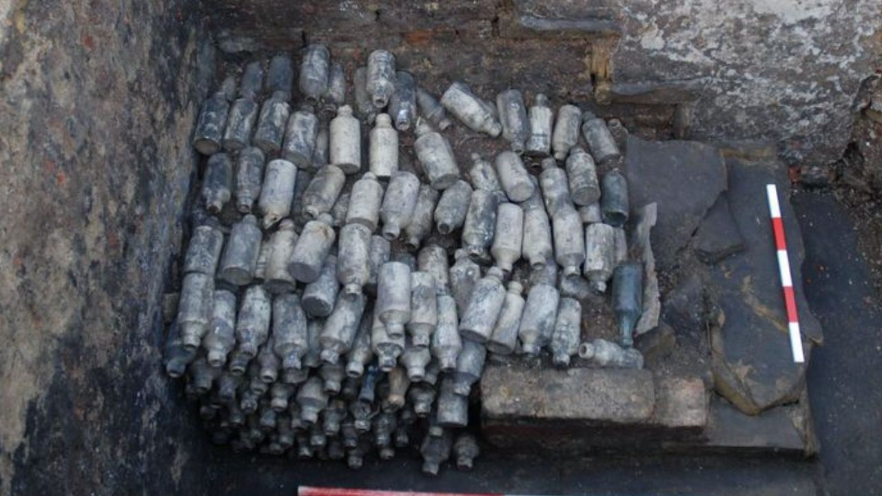 Centenas de garrafas de cerveja do século 19 são encontradas na Inglaterra