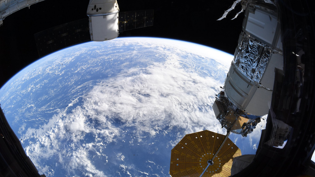 Terraplanistas discutem com astronauta no Twitter após publicação de imagem da Terra