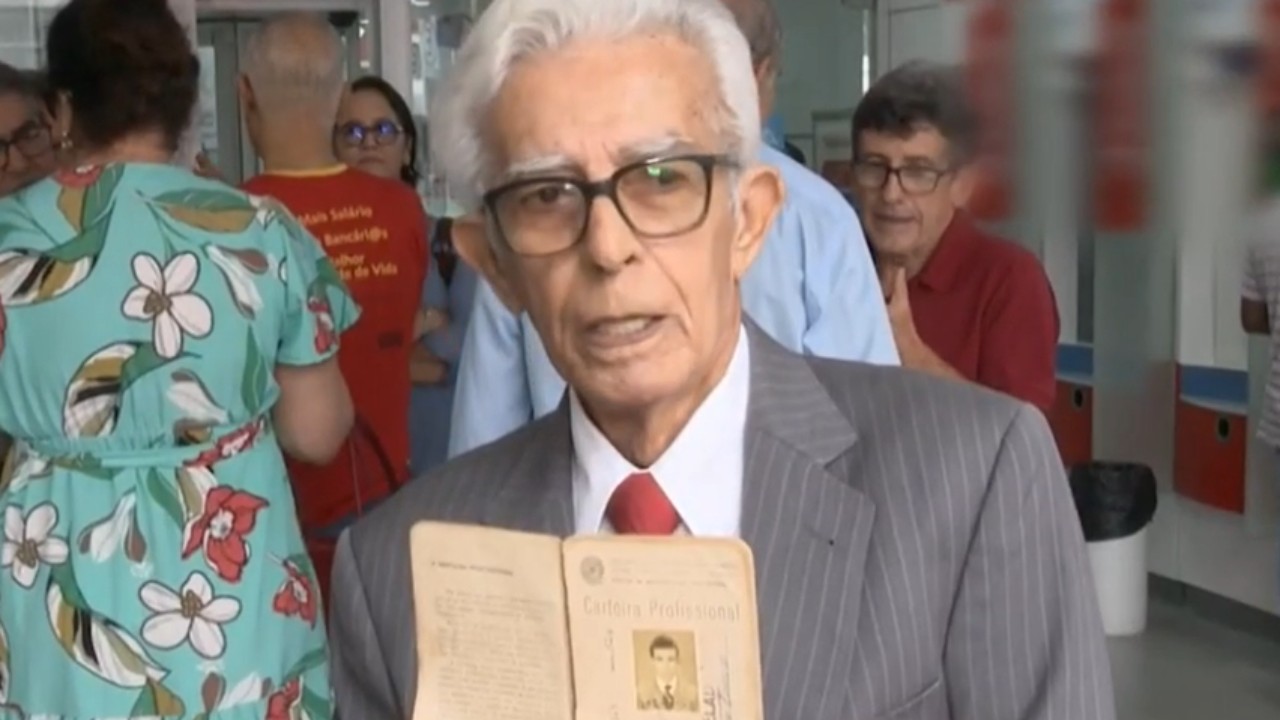Bancário demitido e preso após golpe de 1964 é recontratado após 59 anos