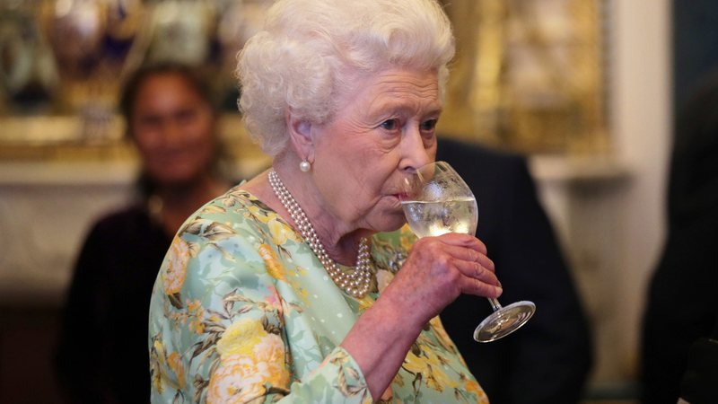 Elizabeth II lançará gin com ingredientes colhidos em sua casa de campo