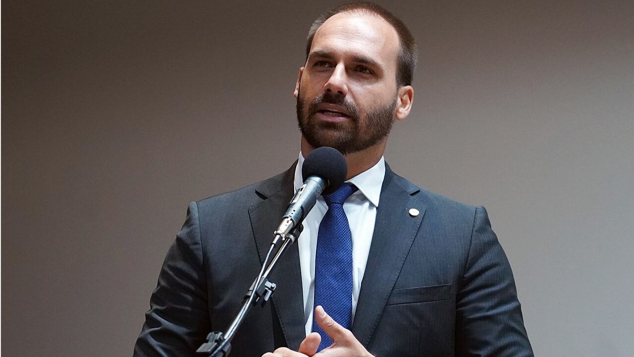 Eduardo Bolsonaro compara coronavírus com catástrofe de Chernobyl