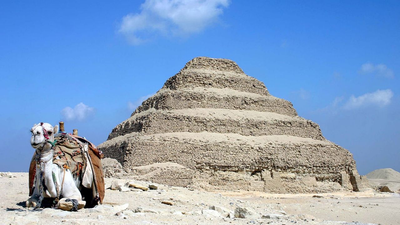 A inovadora pirâmide do faraó Djoser, a mais antiga do mundo