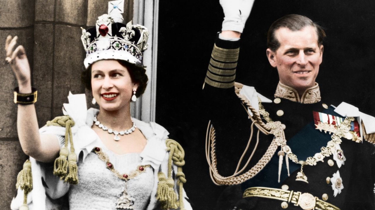 Obra analisa a representação da família real britânica diante da mídia