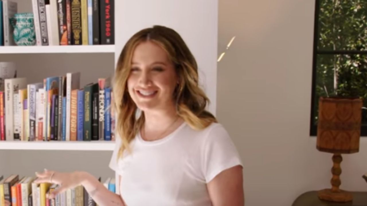 Atriz revela que comprou 400 livros apenas para decorar e é criticada