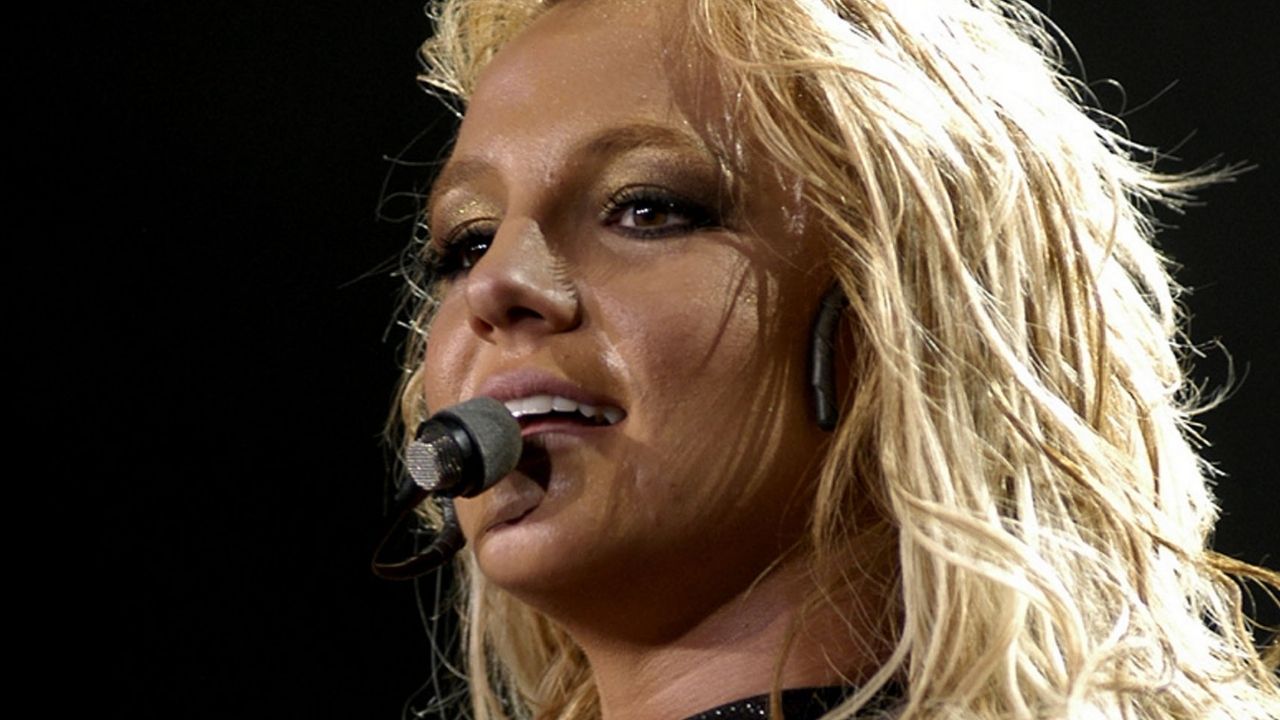 Dançarina de Britney Spears revela que já viu a cantora ser arrastada até o palco contra a vontade