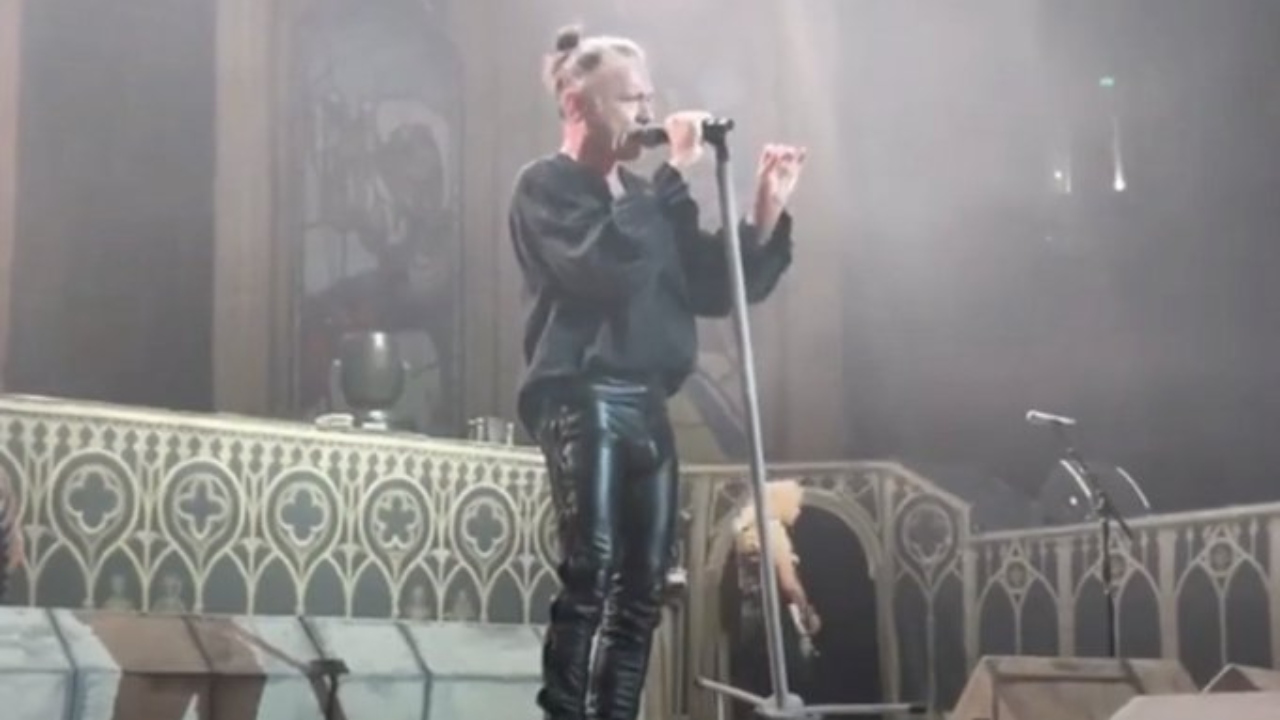 Bruce Dickinson, do Iron Maiden, se incomoda com fã que fumava maconha: ‘Me irrita’
