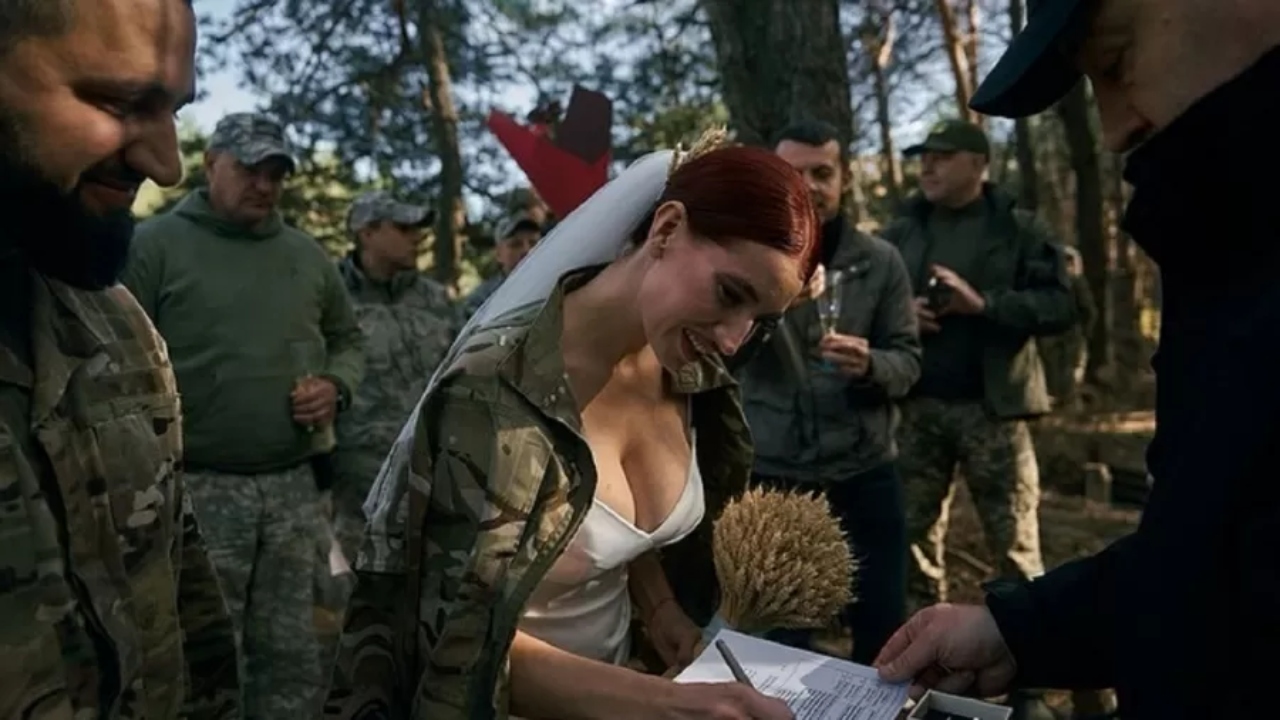 ‘Joana D’arc da Ucrânia’ se casa com militar que conheceu na guerra