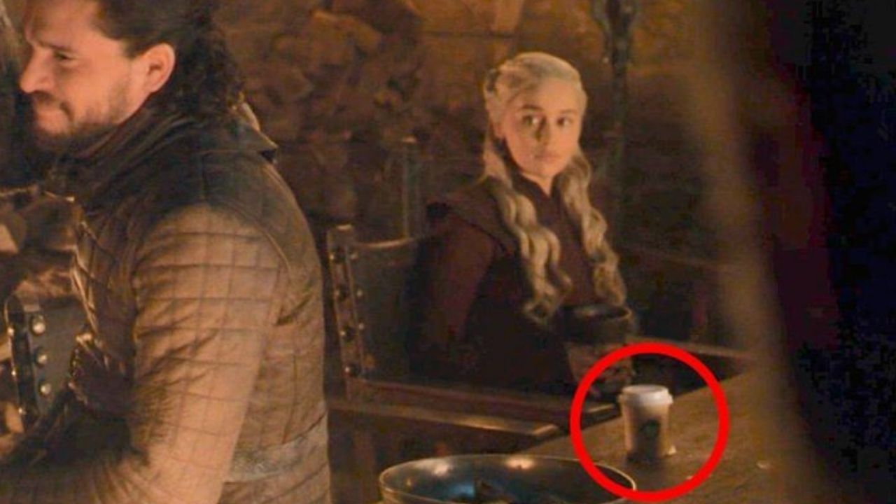 Criadores de Game of Thrones falam sobre o inusitado erro do copo de café