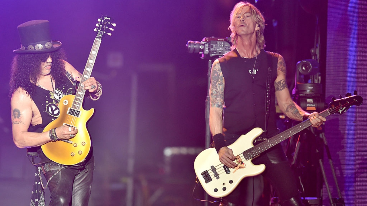 Baixista da banda Guns N’ Roses visita tribo indígena em Manaus