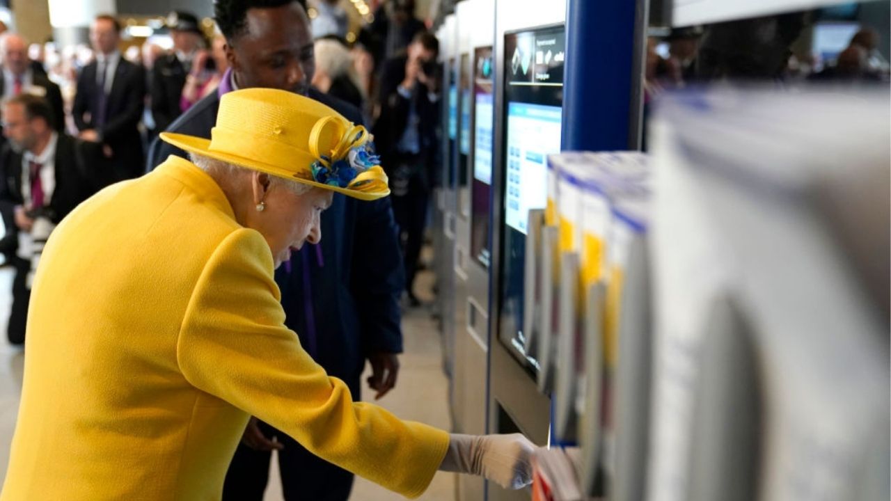 Elizabeth II marca presença em evento no metrô de Londres