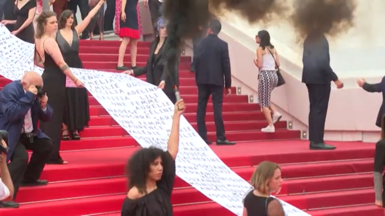 Cartaz com nomes de 129 mulheres assassinadas é estendido em Cannes