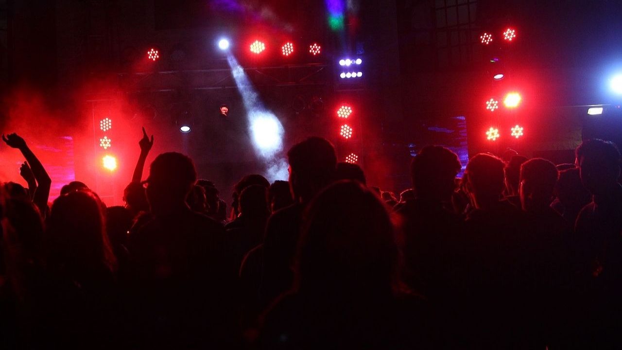 França: Rave clandestina com 2,5 mil participantes é encerrada após 2 dias de festas