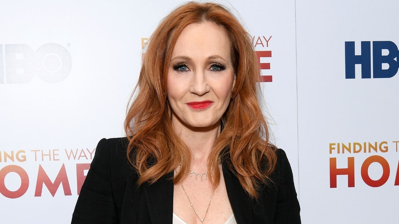 No Twitter, J.K. Rowling cumprimenta usuário que havia sido banido por transfobia