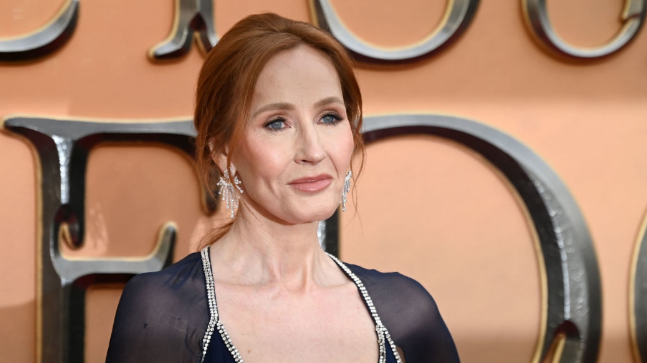 Ao lançar novo livro com personagem transfóbica, J.K. Rowling reacende polêmica