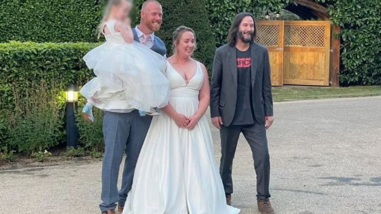Keanu Reeves vai à festa de casamento de desconhecidos e surpreende noivos