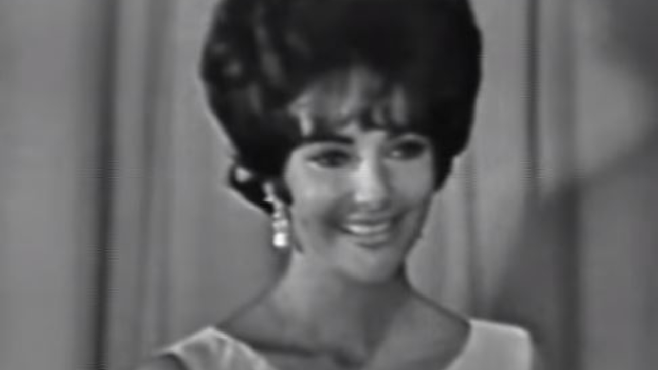 Vestido da sorte de Elizabeth Taylor vai à leilão