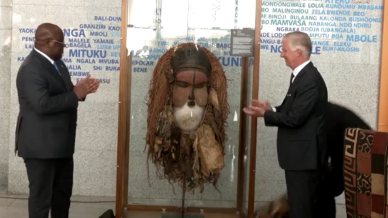 Rei Philippe devolve máscara de povo Suku ao Congo após décadas de exploração