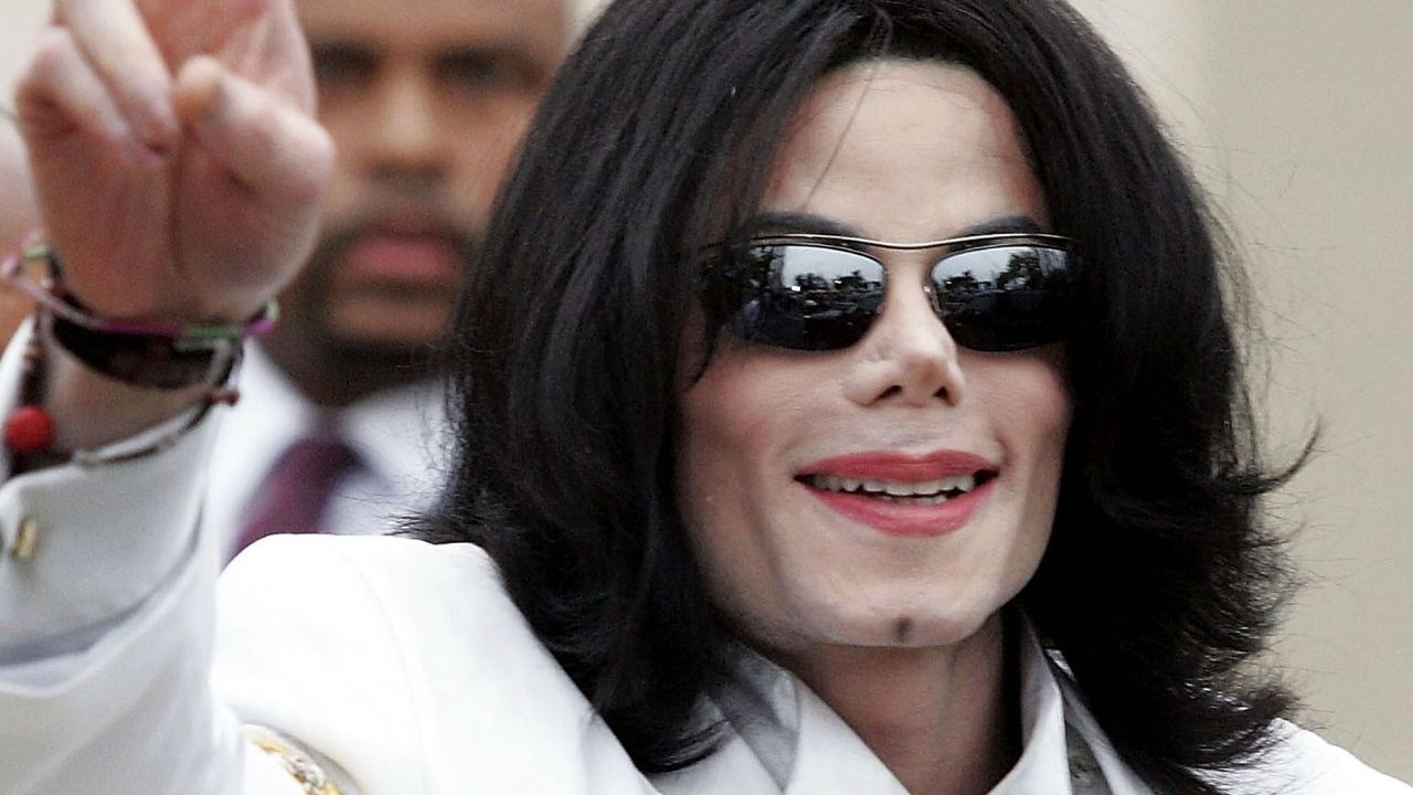 “Queria ficar branquinho”: Michael Jackson volta a ser alvo de falsa teoria envolvendo vitiligo