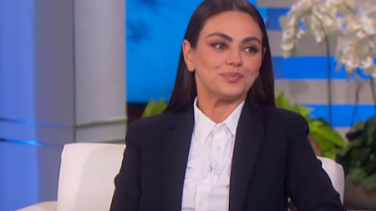 Mila Kunis volta a comentar ausência de banhos entre seus familiares: ‘Quem tomou banho durante a covid?’