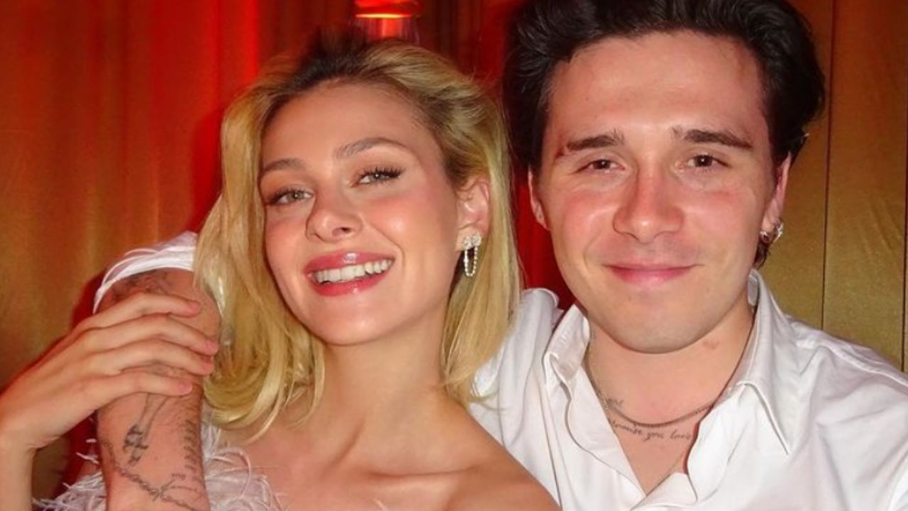 Celebridades usam celulares no estilo dos anos 2000 durante casamento