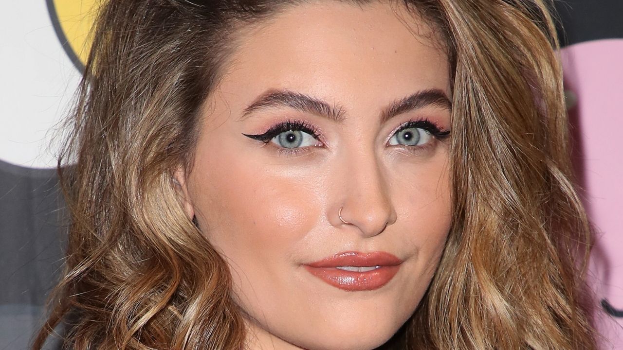Paris Jackson afirma que infância ao lado do pai, Michael Jackson, foi abençoada e privilegiada
