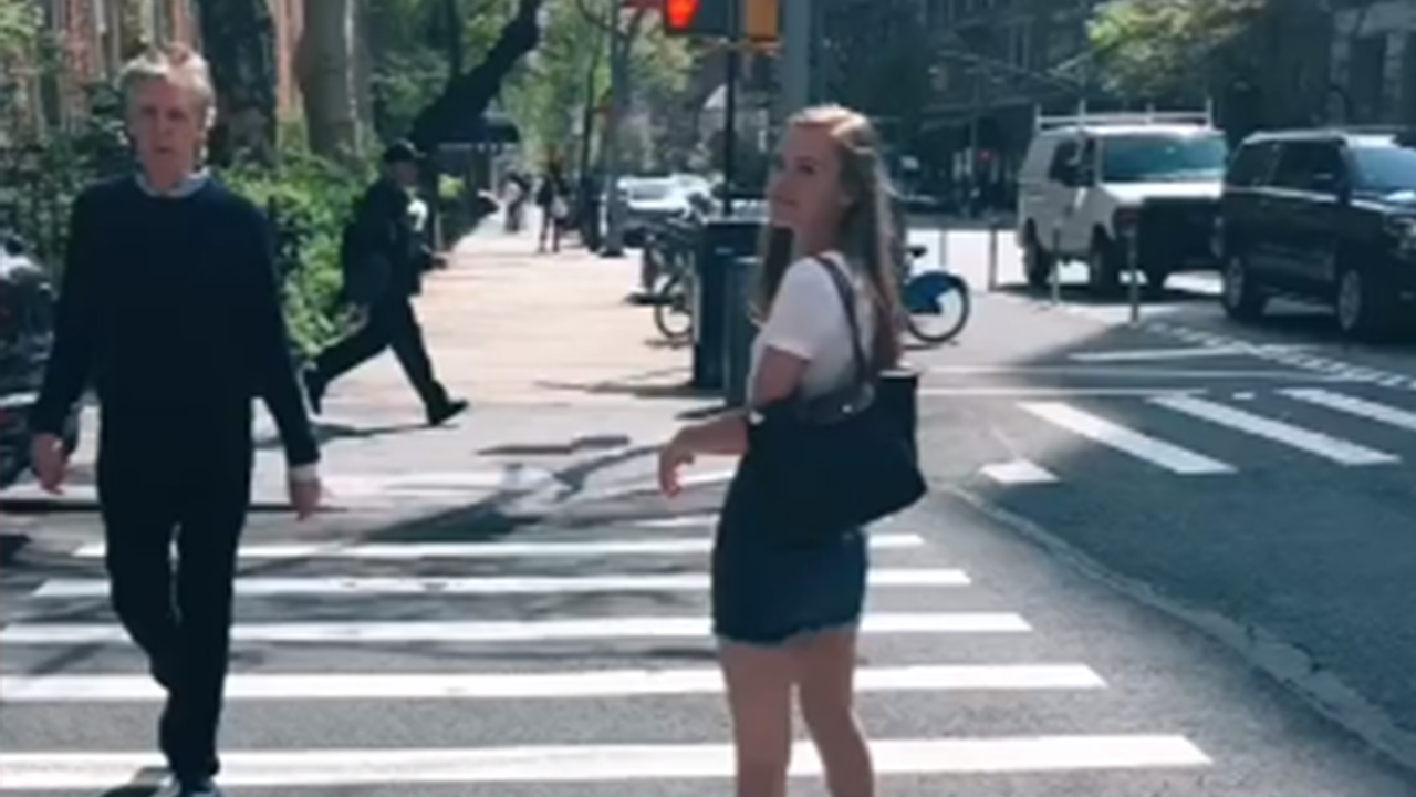 Adolescente viraliza no TikTok depois de foto ‘sem querer’ com Paul McCartney