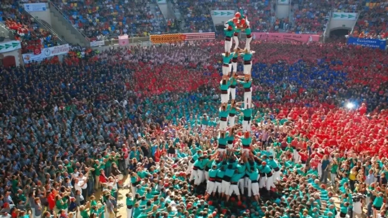 Na Espanha, torre humana de 13 metros vence concurso de castelos