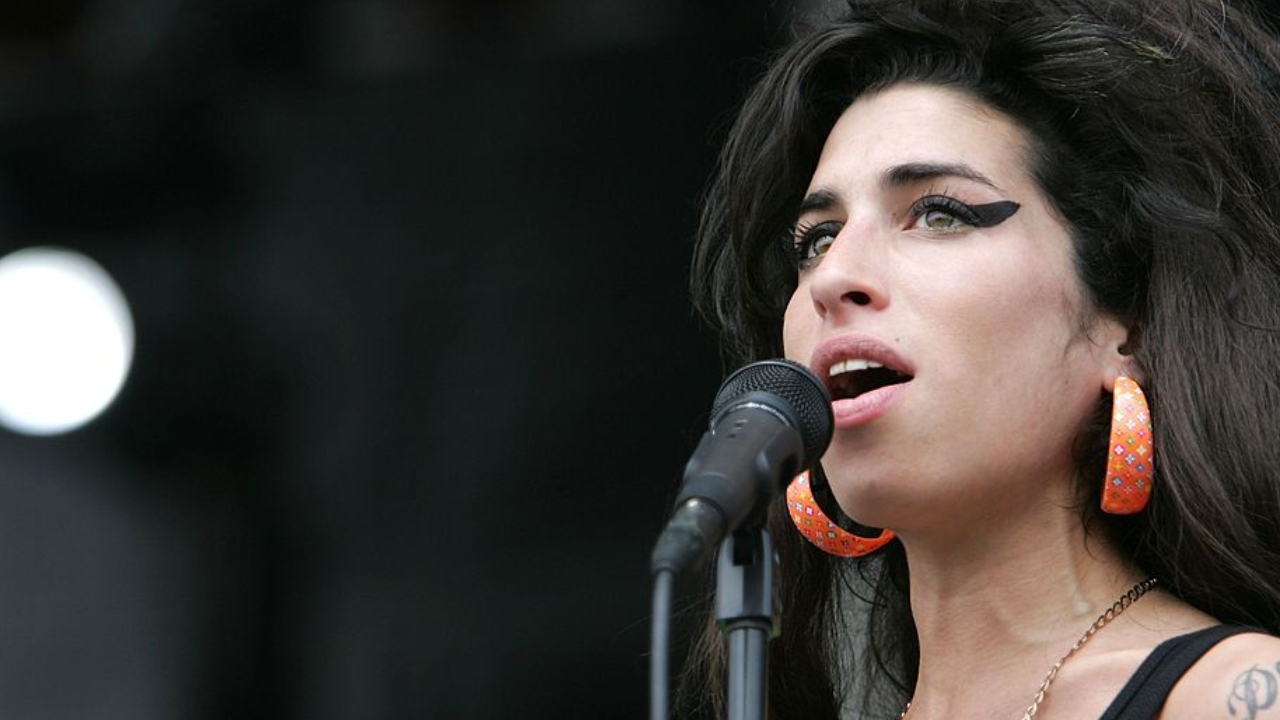 A overdose de Amy Winehouse, dois anos antes de sua morte