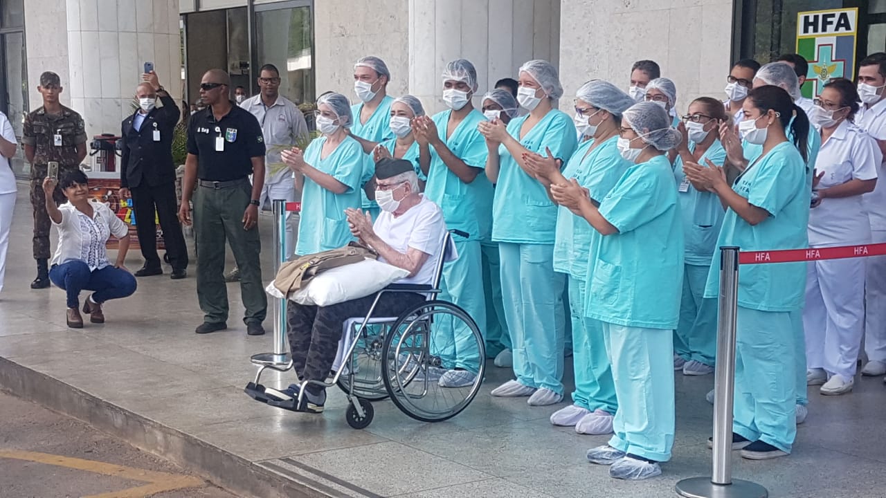 Ex-combatente da Segunda Guerra Mundial recebe alta após ser diagnosticado com coronavírus
