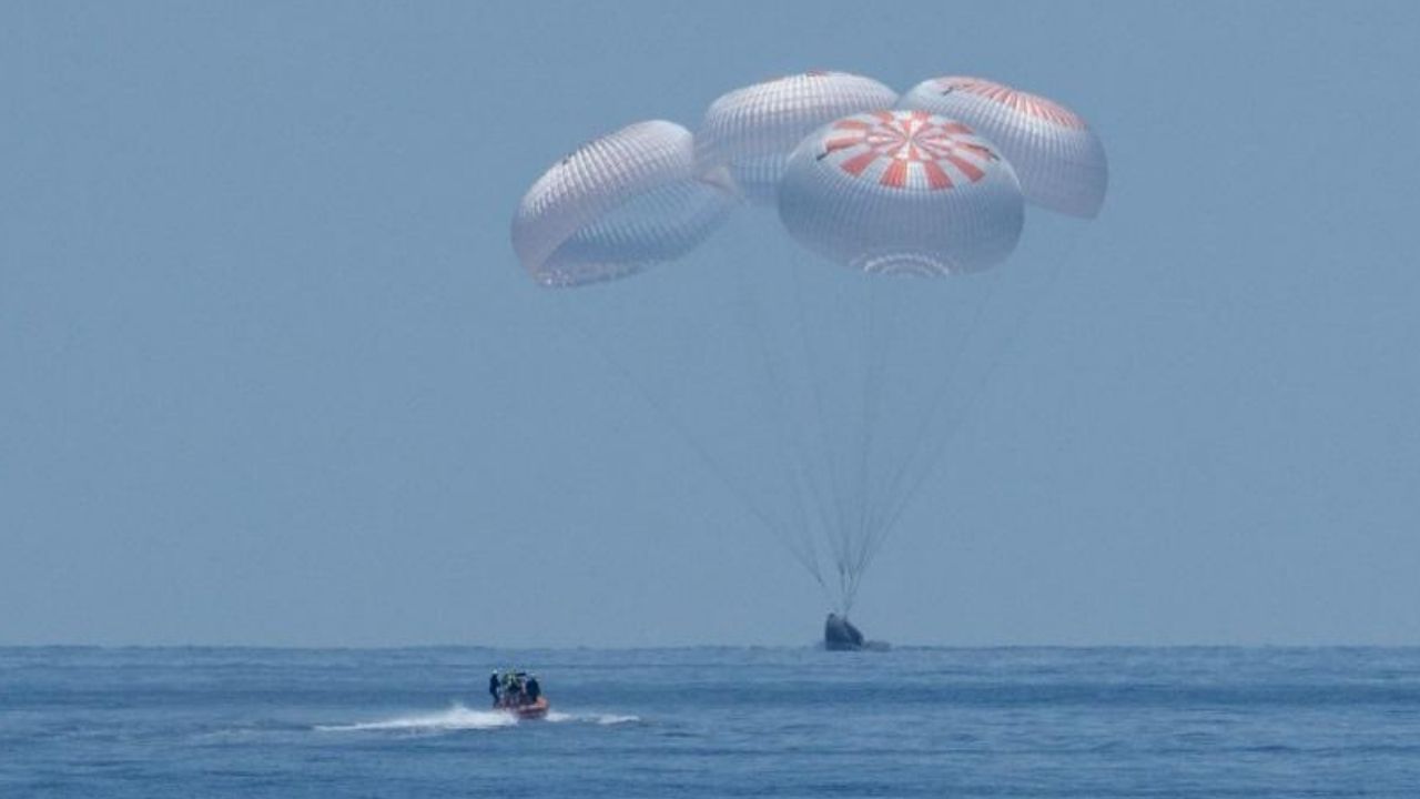 Astronautas da primeira missão comercial tripulada da história pousam no mar
