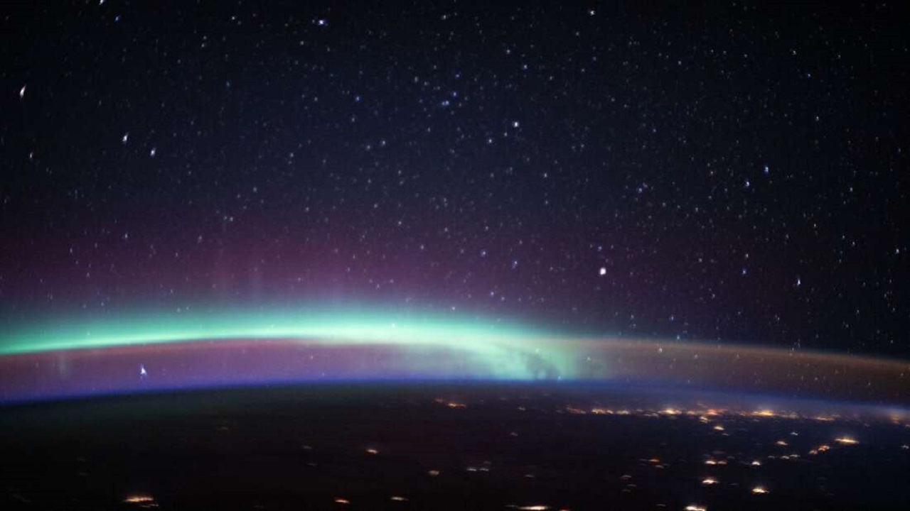 Foto tirada pela ISS mostra show de luzes espetaculares ao redor da Terra