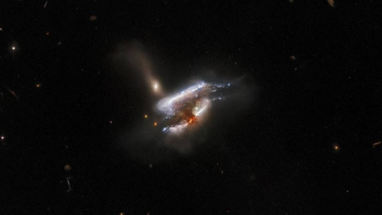 Telescópio Hubble fotografa três galáxias colidindo