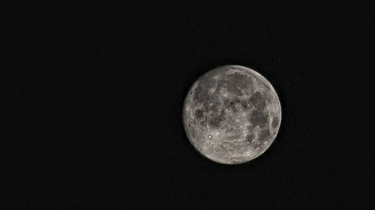 Sonda chinesa encontra evidência de água na superfície lunar