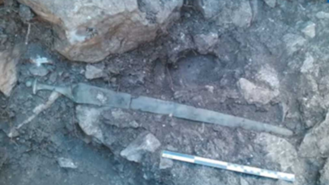 Espada de 3.200 anos é localizada em ilha na Espanha