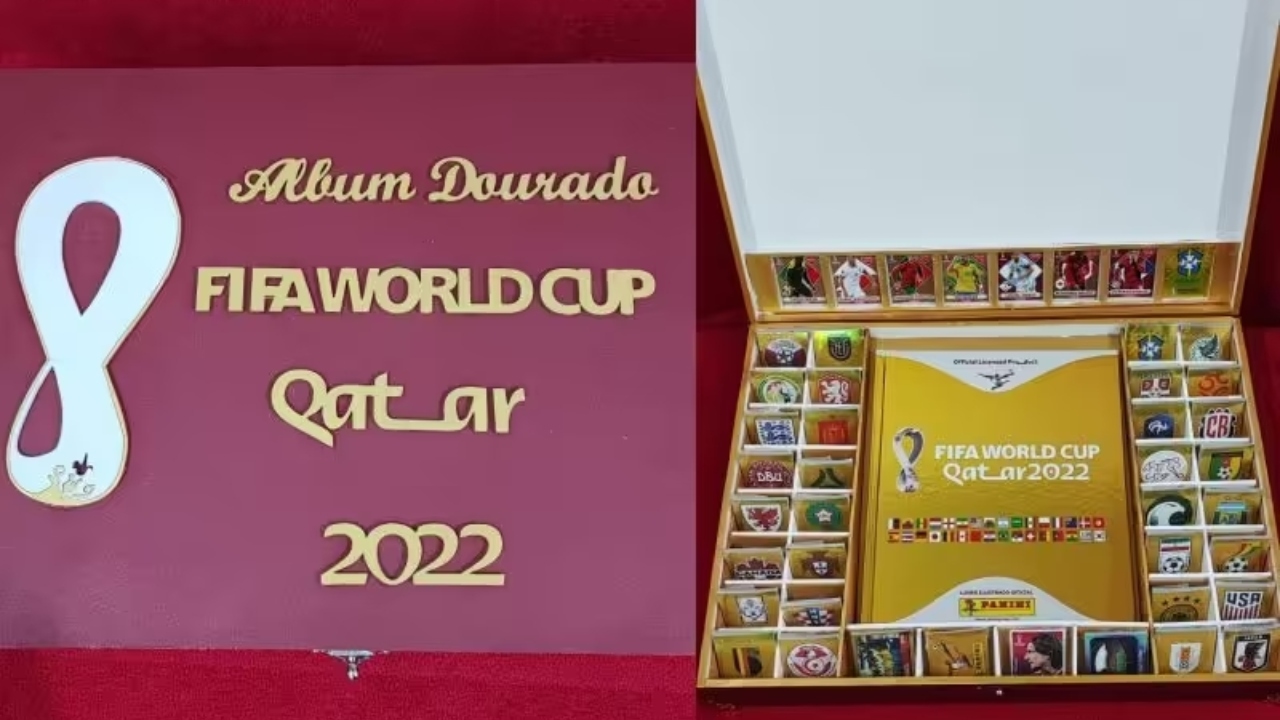 Palhaço rifa álbum raro da Copa para comprar presentes para crianças carentes no Natal