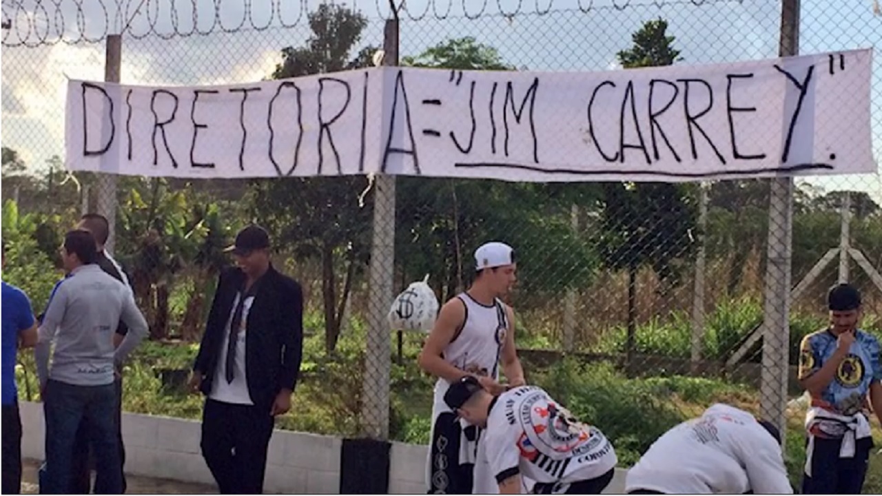 “Diretoria = Jim Carrey” e “Sr. Waldemar”: Os protestos mais curiosos do futebol brasileiro