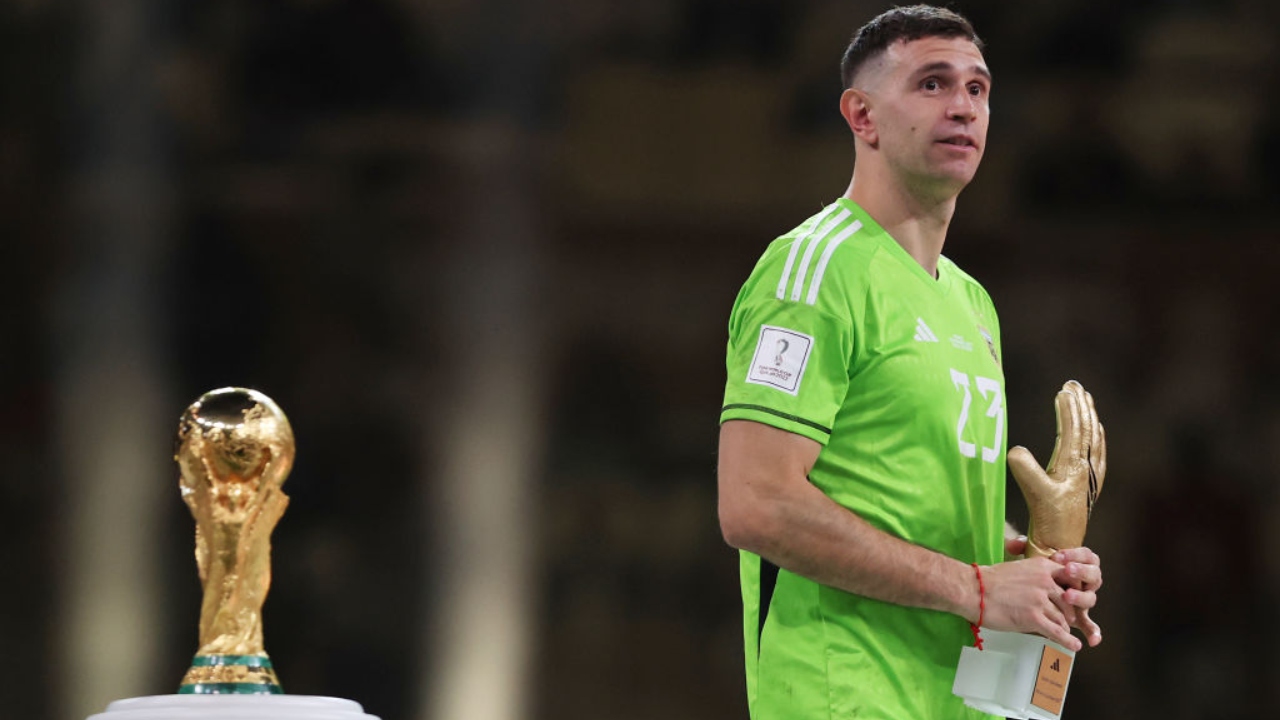 Goleiro da Argentina explica curioso gesto feito com troféu na final da Copa