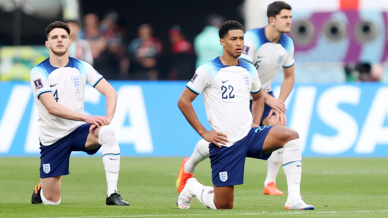Jogadores da Inglaterra fazem ato antirracista antes de estreia na Copa