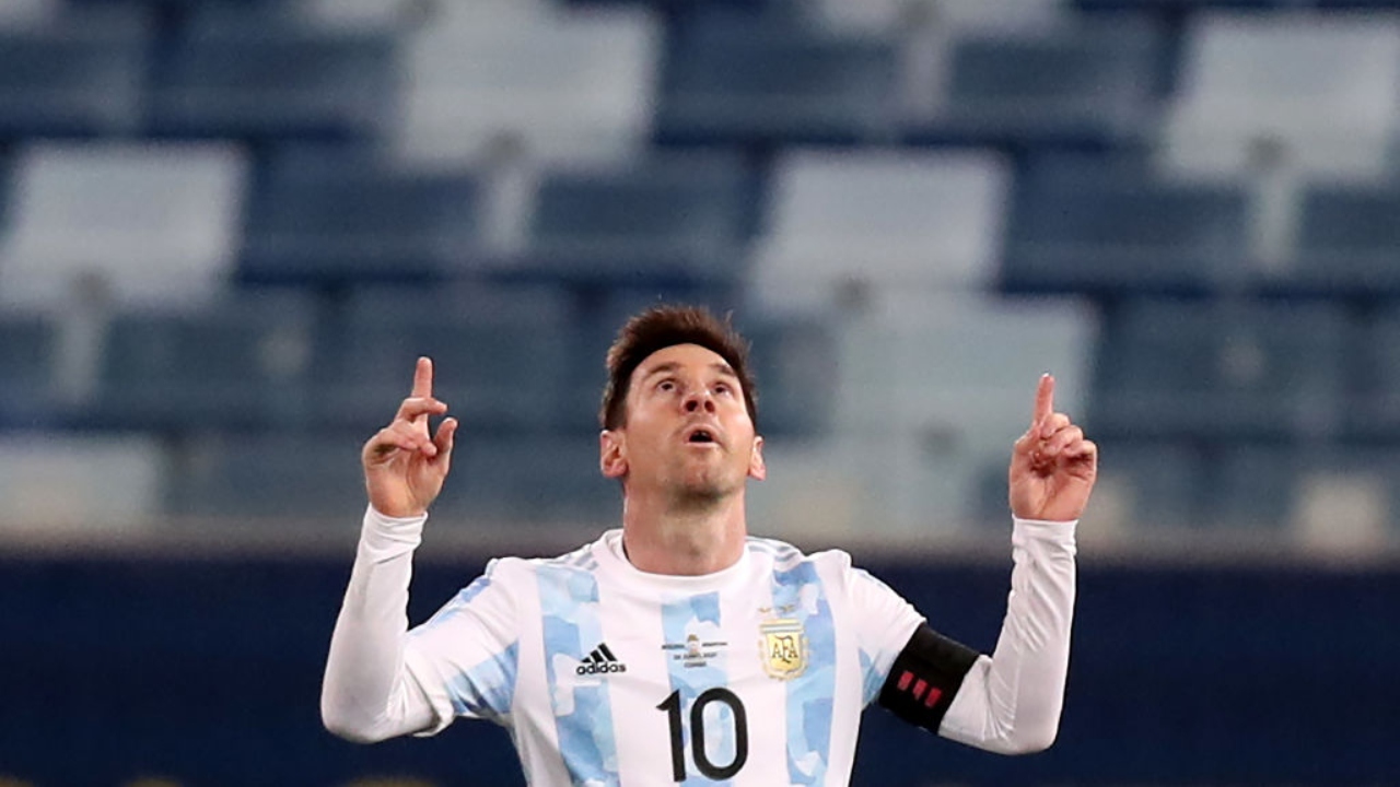 Por que Messi sempre aponta o dedo para o céu ao fazer gols?