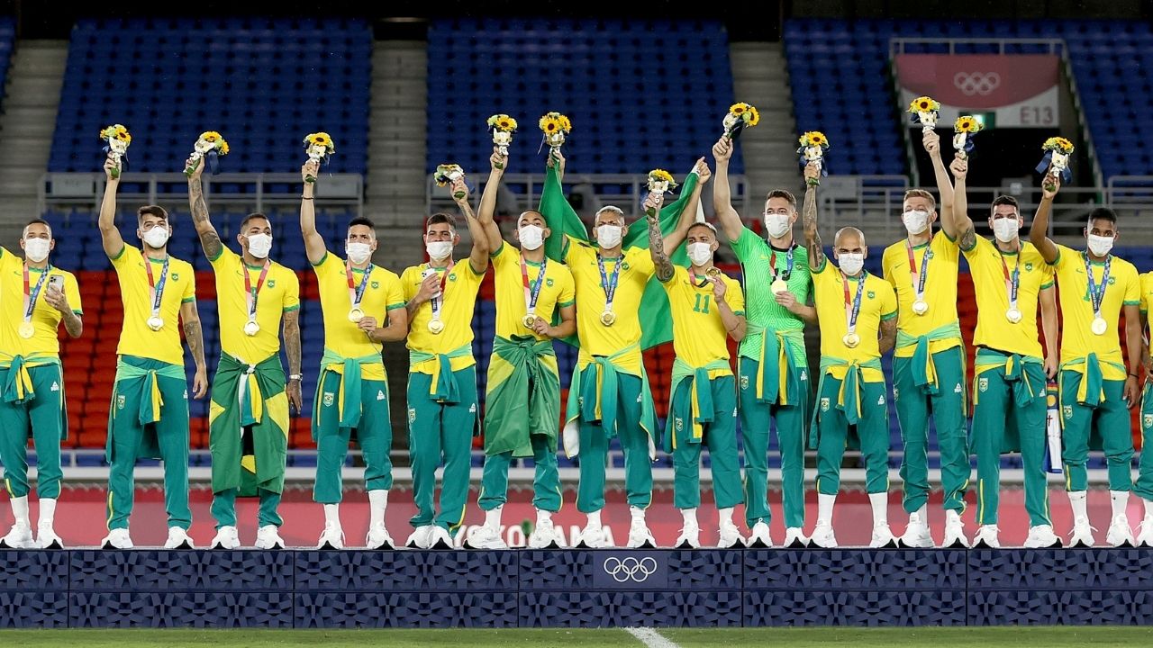 Na volta para o Brasil, jogadores preferem não comentar polêmica envolvendo uniformes