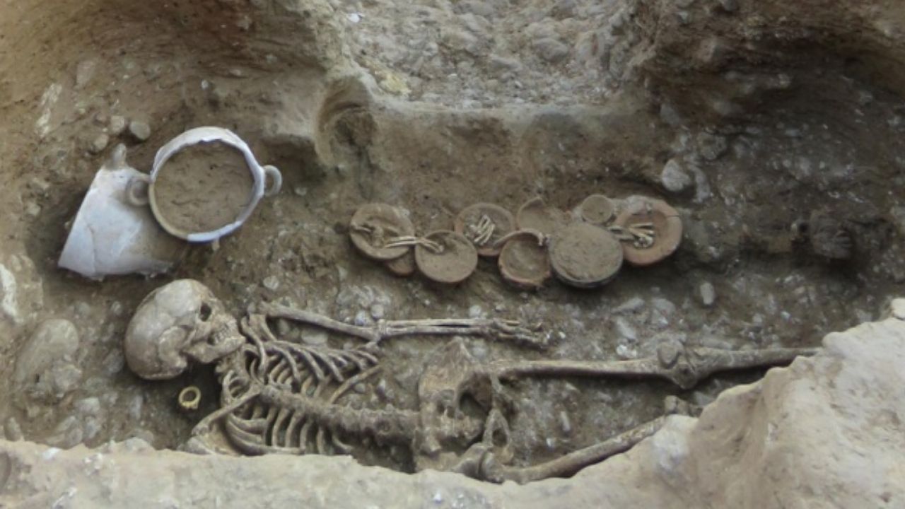 Esqueleto do século 4, encontrado em tumba etrusca, instiga pesquisadores
