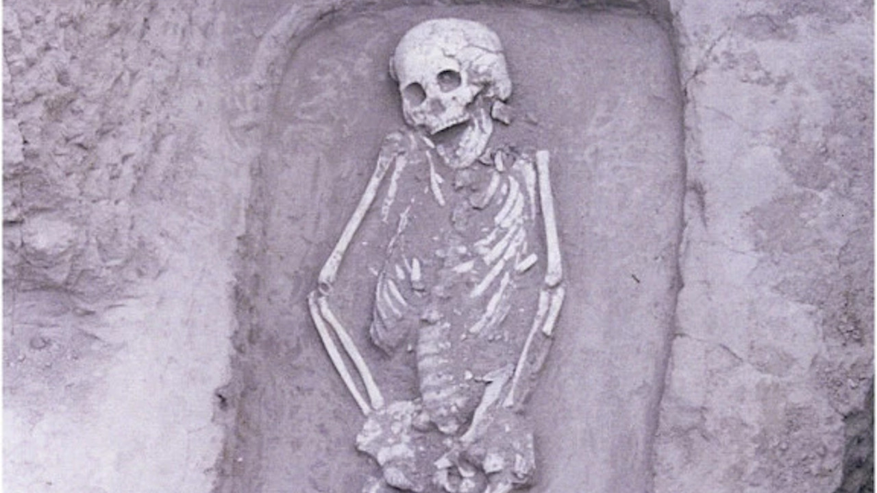 Esqueleto de 5.000 anos com nanismo raro é encontrado na China