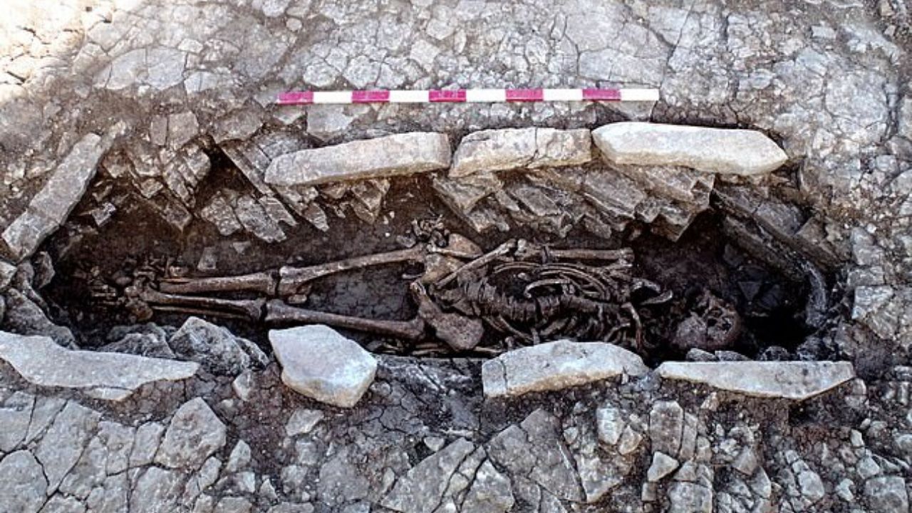 50 esqueletos de escravos de 2.000 anos são encontrados em local onde escola será construída