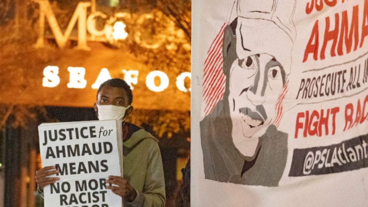 EUA: Júri declara homens brancos culpados pelo assassinato de jovem negro que se exercitava na rua