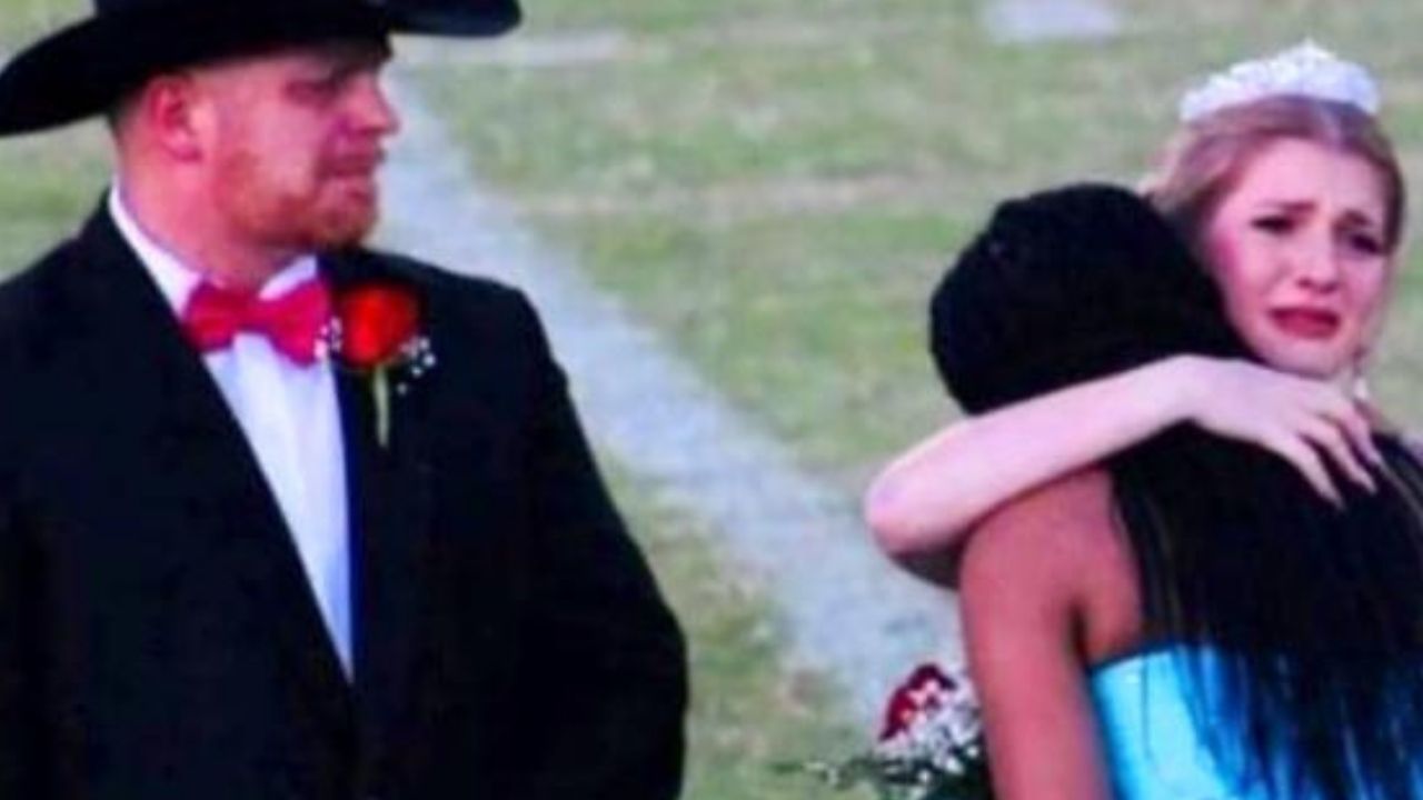 Em escola nos EUA, jovem eleita rainha do baile dá sua coroa para estudante que perdeu a mãe