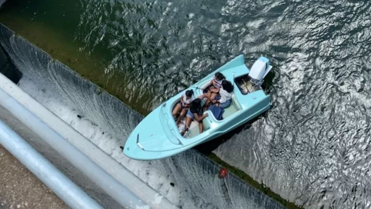 Barco com quatro jovens fica preso em barragem de represa e quase tomba