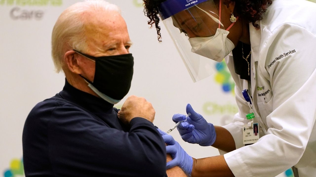 Biden deve receber hoje a segunda dose da vacina contra o novo coronavírus, diz gabinete