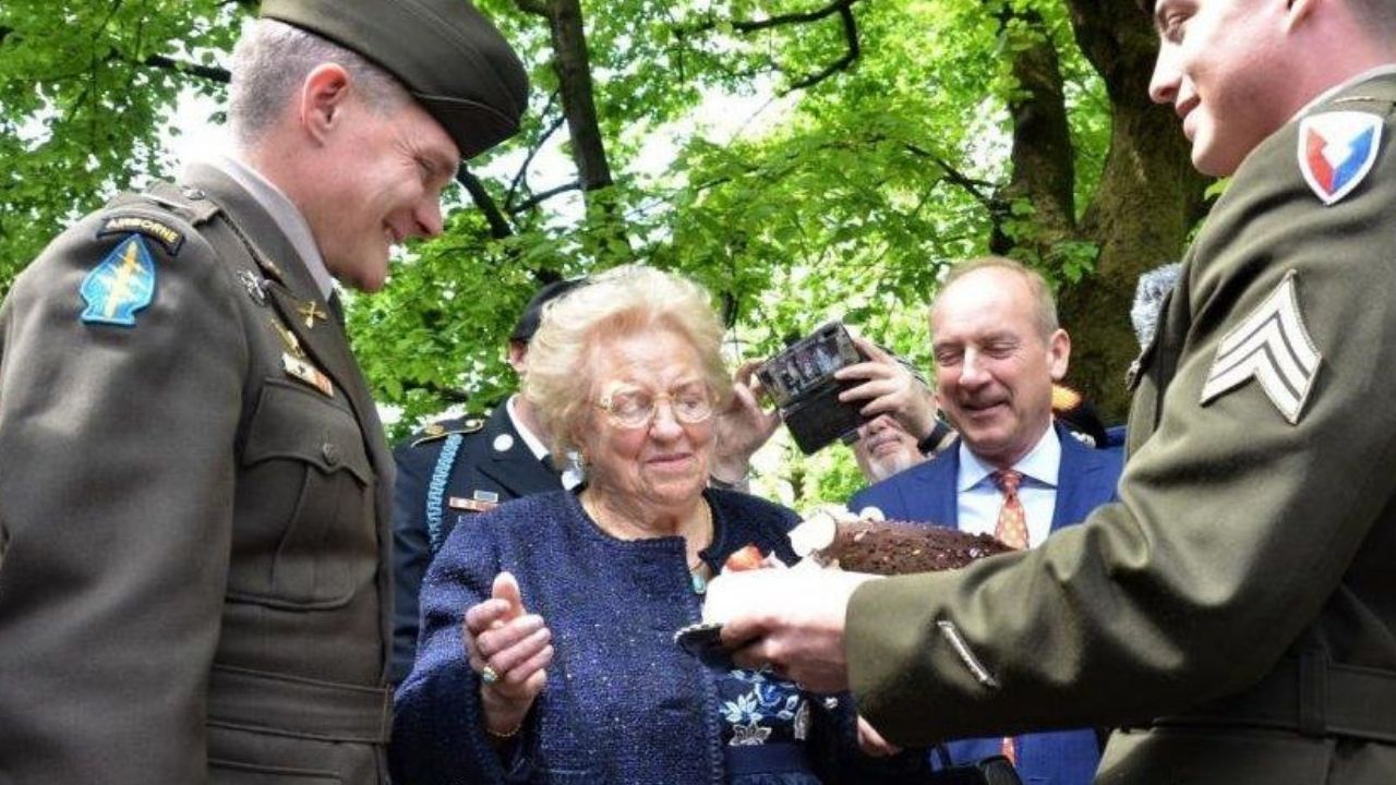 Italiana que teve bolo roubado pelo exército americano é recompensada 77 anos depois