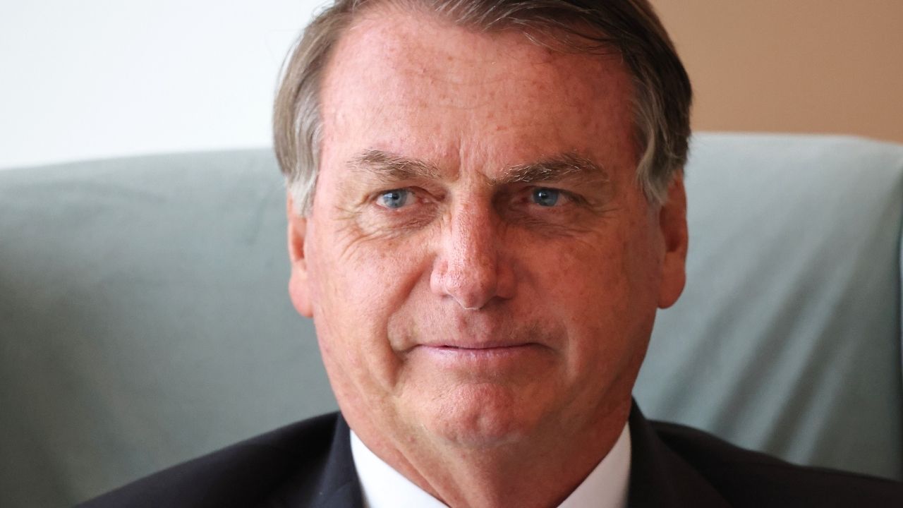 Bolsonaro critica manifestantes que protestam contra seu governo em NY: ‘Só tem porcaria dentro da cabeça’