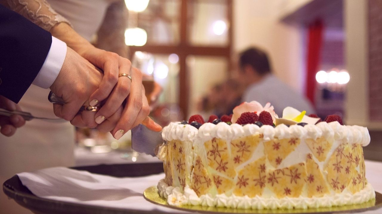Noiva é presa por drogar convidados com comida servida em seu casamento
